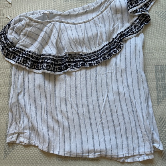 Abercrombie & Fitch - Embroidered One-Shoulder Ruffle Top - Picture 8 of 9